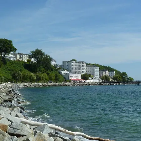 Ferienwohnung-Ankerplatz-Mit-Sehr-Schoenem-Meerblick-Nur-Wenige-Schritte-Zum-Jasmunder-Nationalpark Апартаменти